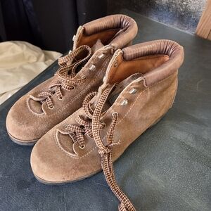 Vasque Vintage Women's Brown Suede Hiking Boots With Vibram Soles
